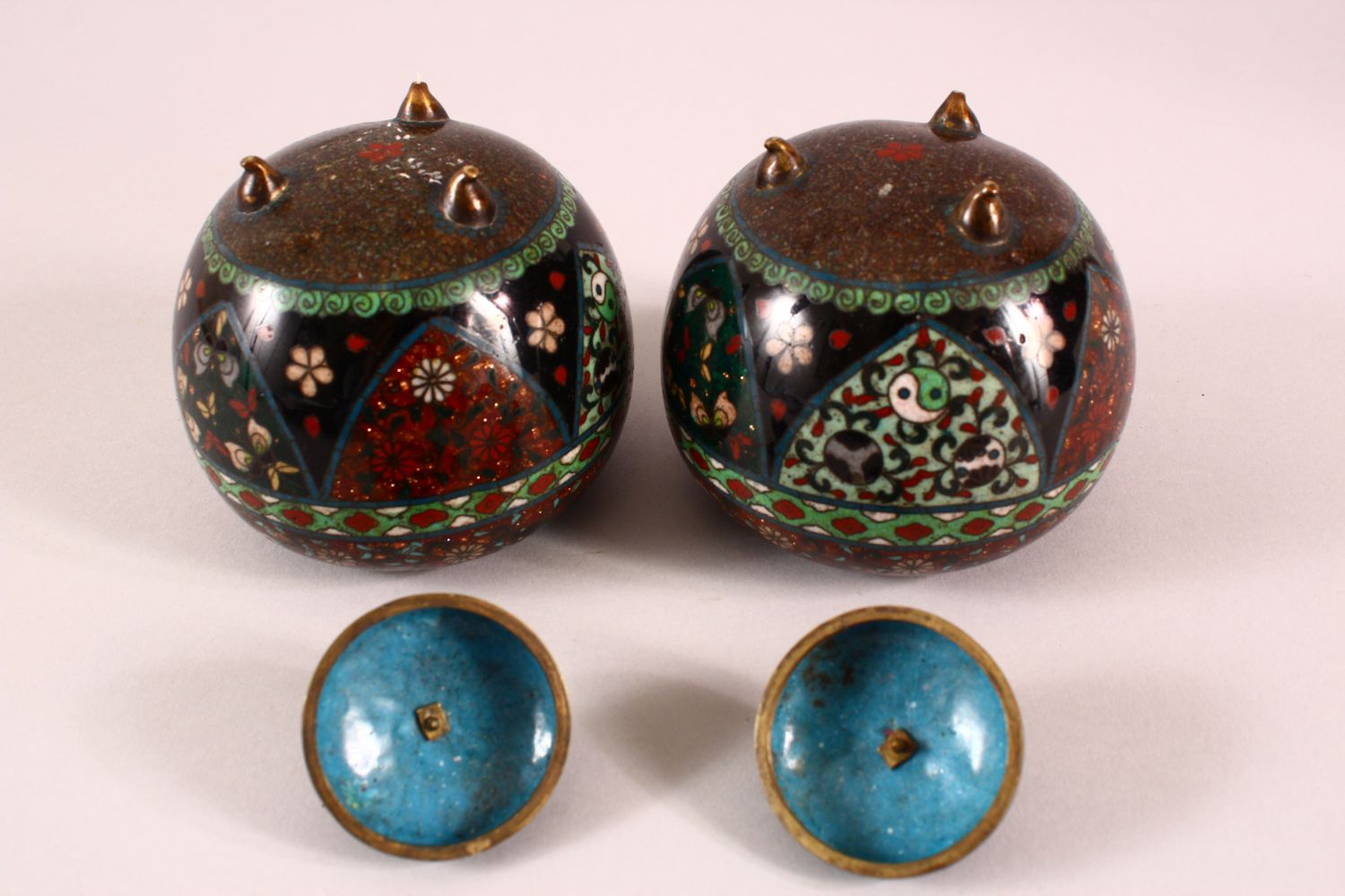 A PAIR OF CLOISONNE BULBOUS KOROS AND COVERS, the shouldered decorated with butterflies and - Image 6 of 6