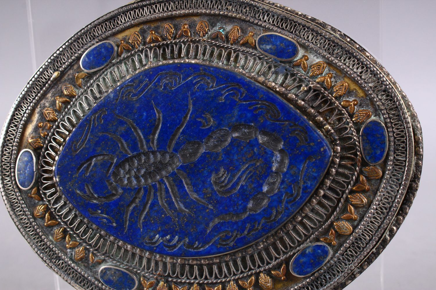 A GOOD ISLAMIC LAPIS LAZULI & WHITE METAL SEAL OF A SCORPION, The stone carved seal inset in to a - Image 2 of 5