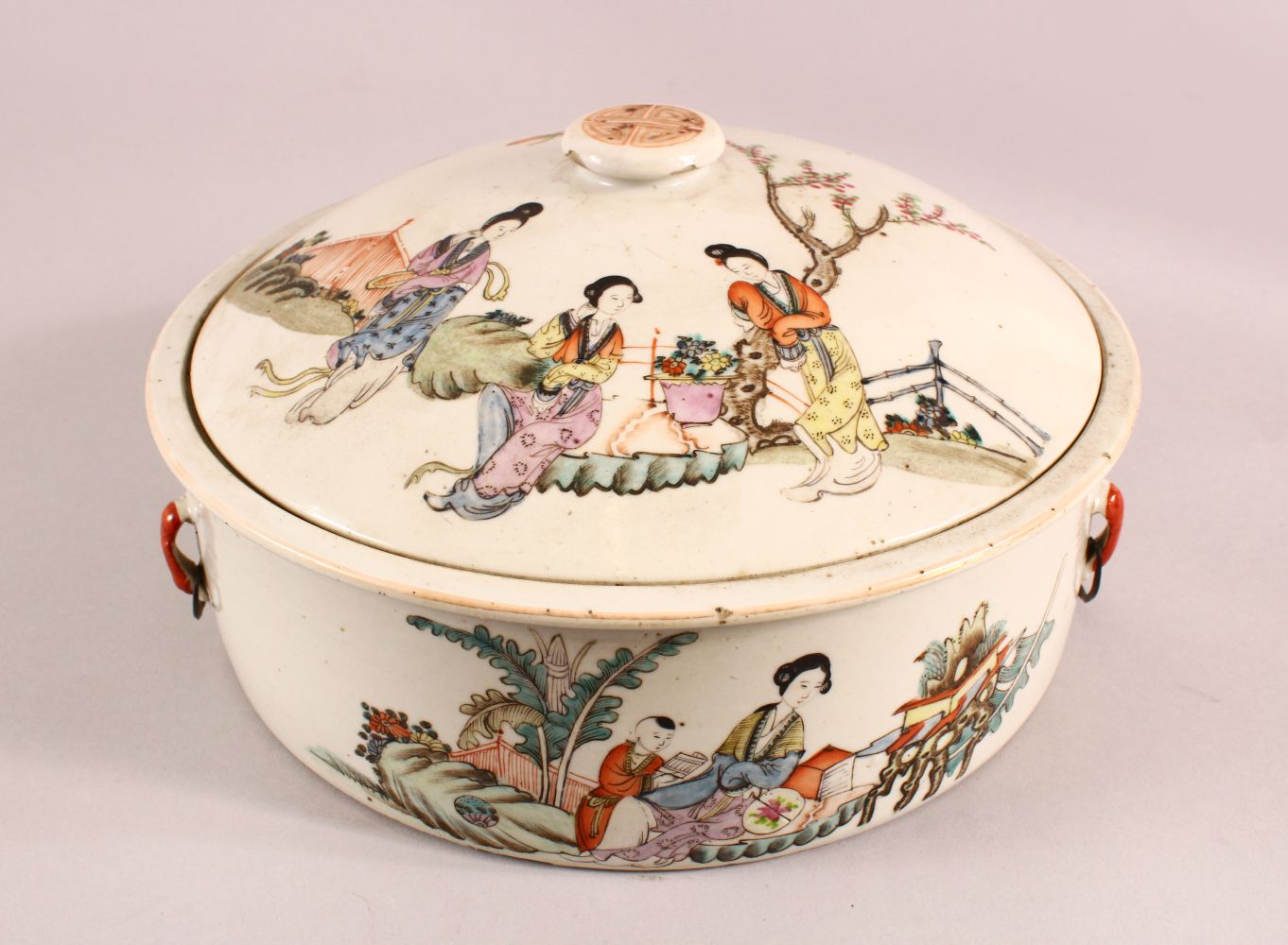 A 19TH CENTURY CHINESE FAMILLE ROSE PORCELAIN BOWL & COVER, with decoration of figures in