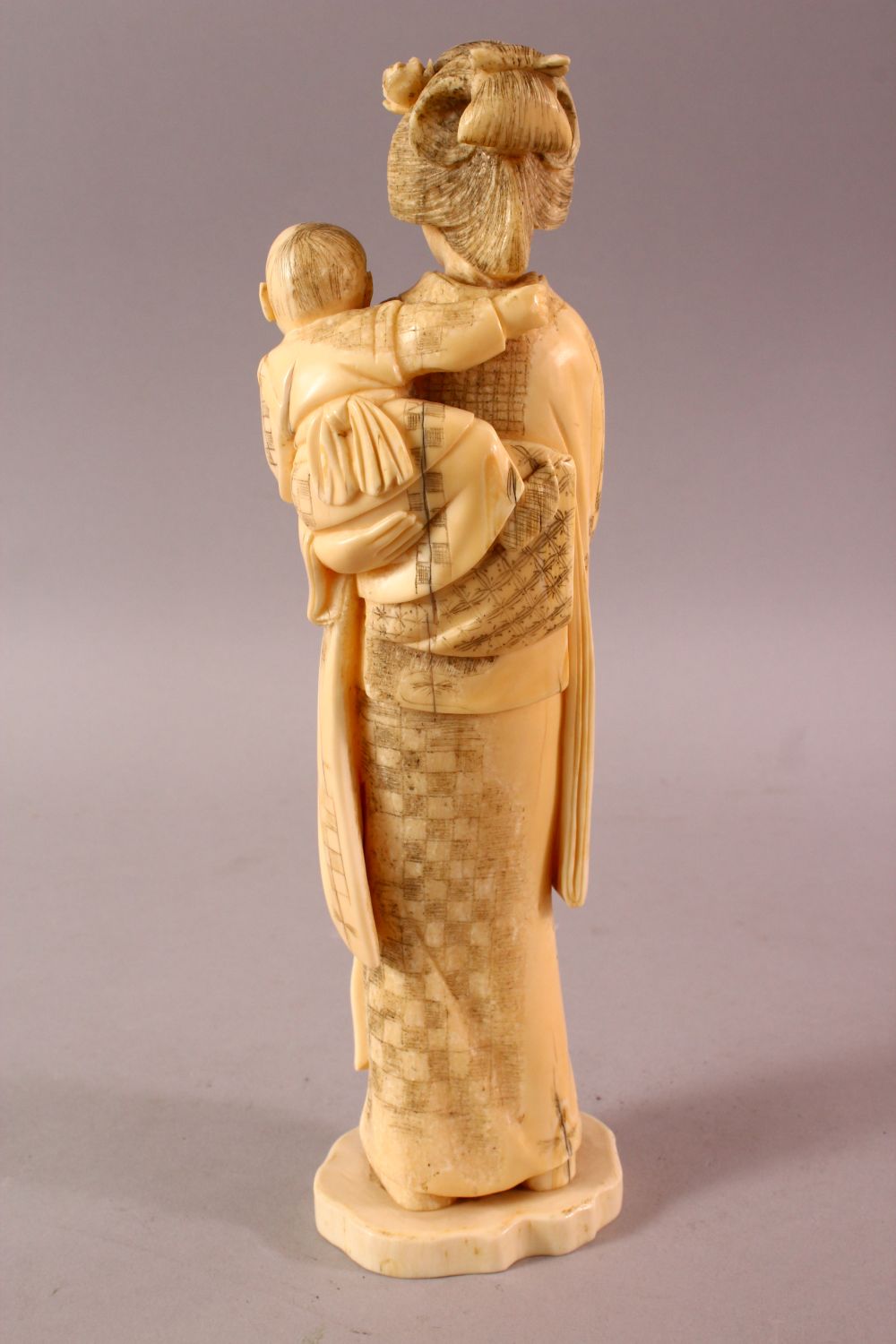 A LARGE JAPANESE MEIJI PERIOD CARVED IVORY OKIMONO - MOTHER AND CHILD, the mother stood holding - Image 5 of 7