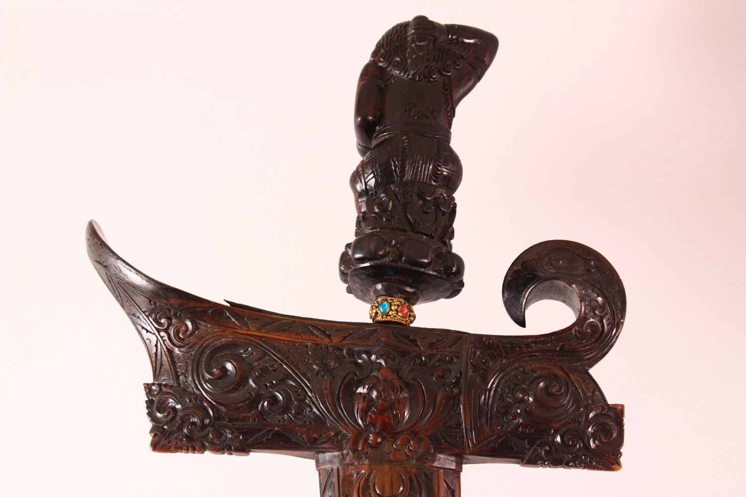 A GOOD INDONESIAN CARVED WOODEN SWORD / DAGGER, the well carved dagger with an elephant carved deity - Image 7 of 10