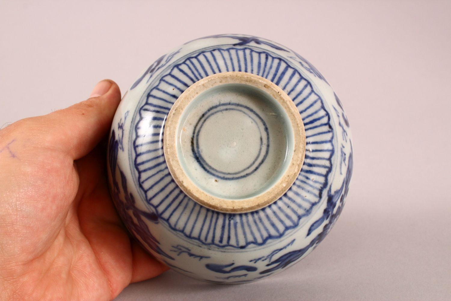 A SMALL CHINESE BLUE AND WHITE BOWL, painted with fish and flora, 12cm diiameter, 7.5cm high. - Image 5 of 5