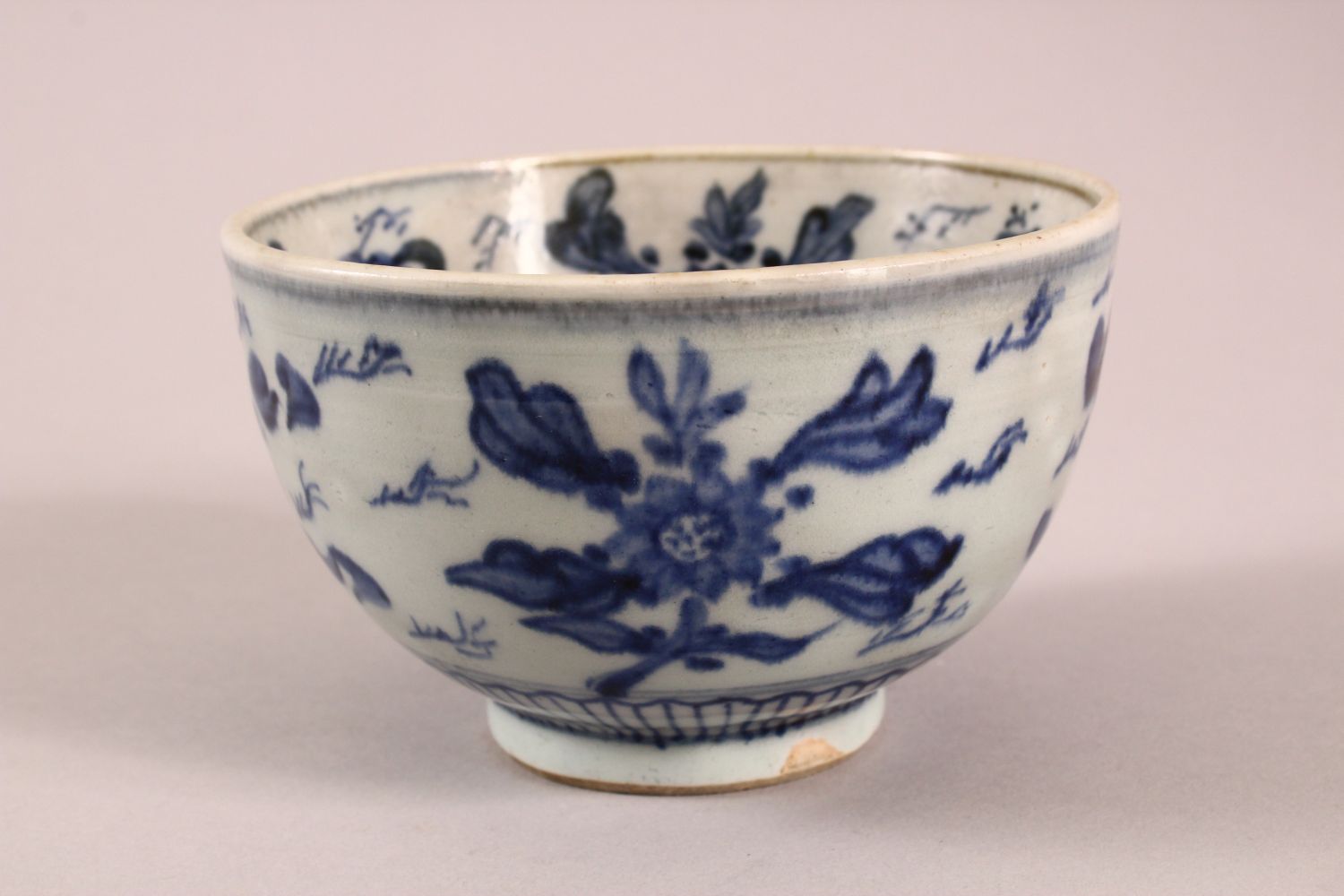 A SMALL CHINESE BLUE AND WHITE BOWL, painted with fish and flora, 12cm diiameter, 7.5cm high. - Image 3 of 5