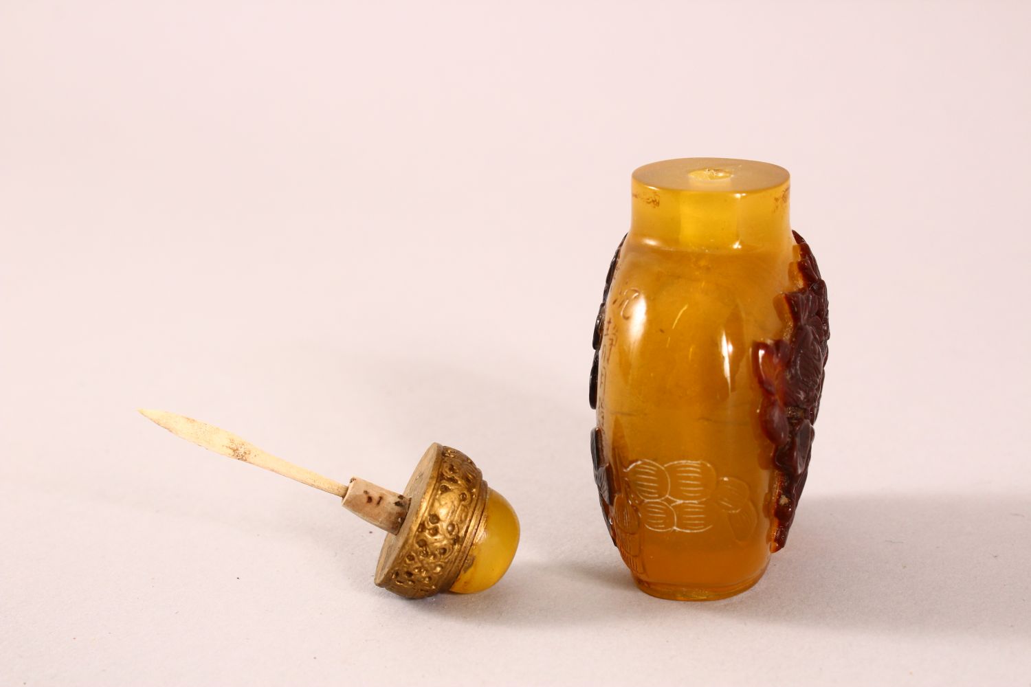 A CHINESE OVERLAID AMBER STYLE SNUFF BOTTLE, with overlay style decoration of fish, with incised - Image 4 of 5