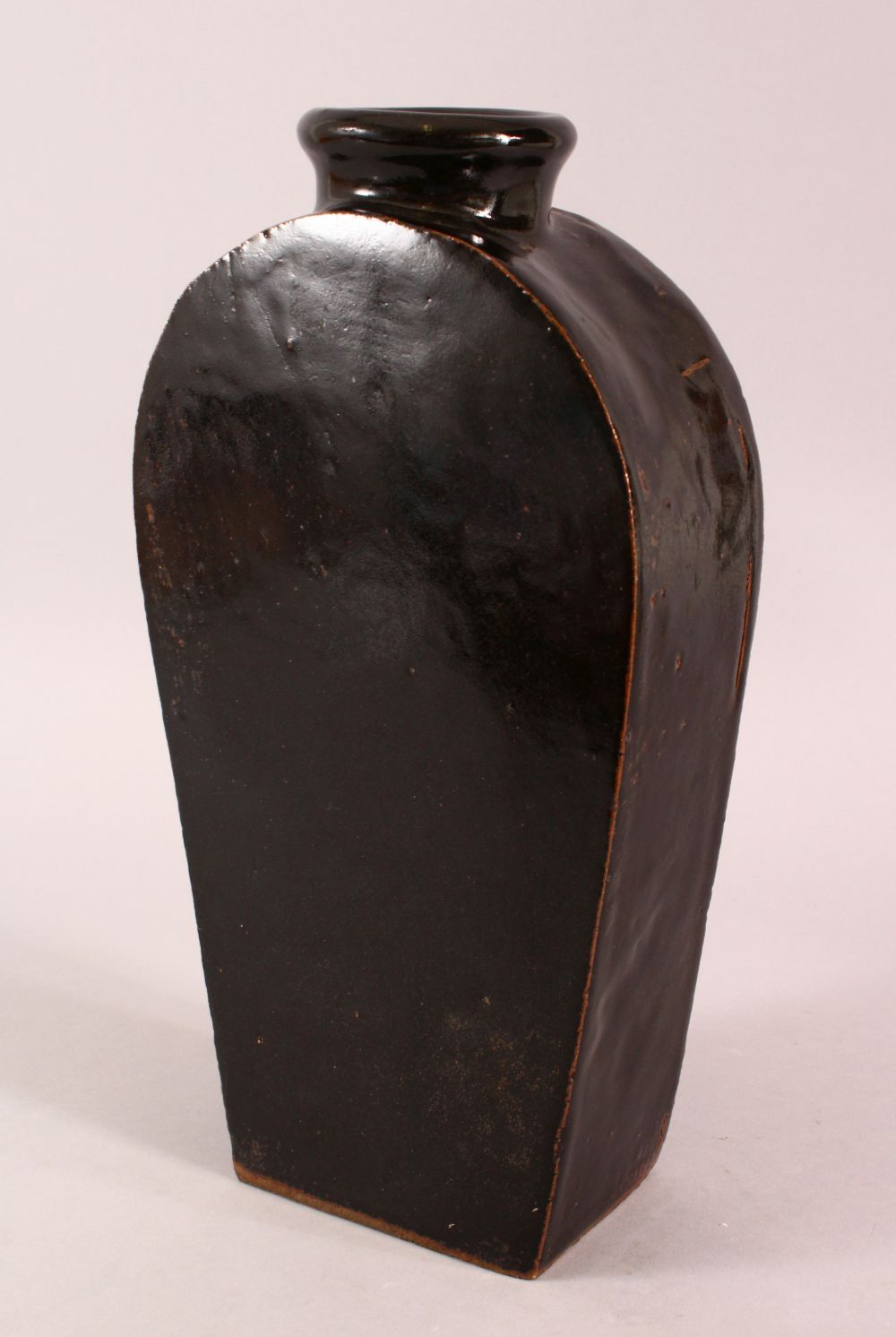 A CHINESE BLACK PORCELAIN VASE, 34.5CM