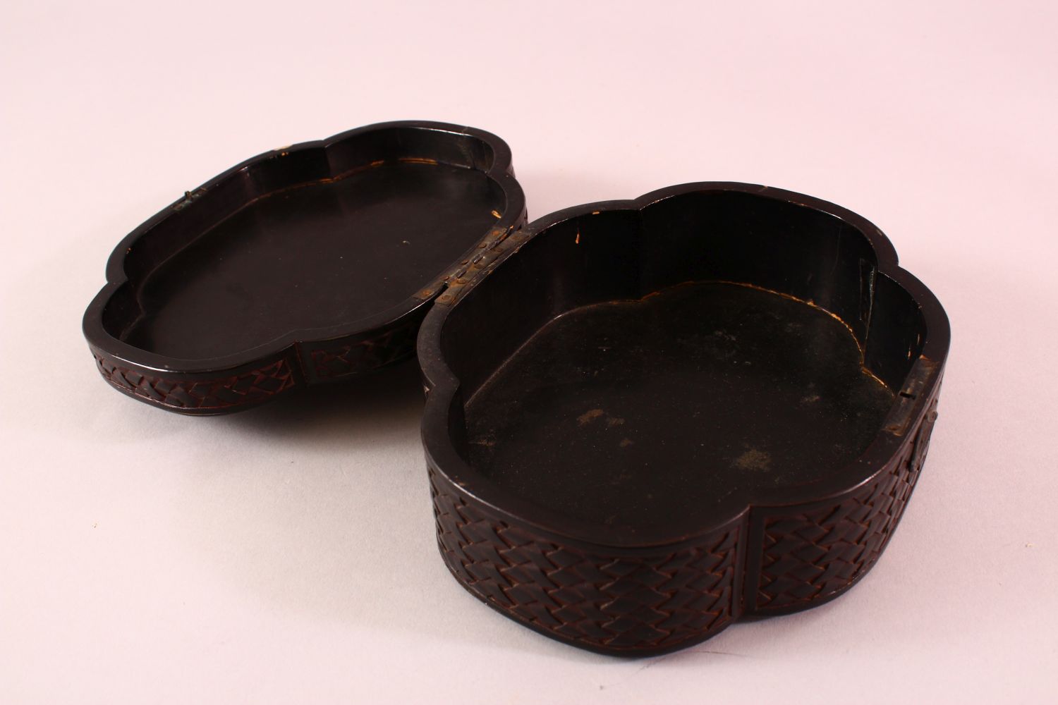 A CHINESE WOOD & LACQUER BOX, of weave style form, with a landscape view, 19.5cm - Image 3 of 4