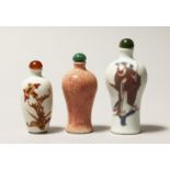 THREE CHINESE PORCELAIN SNUFF BOTTLES.