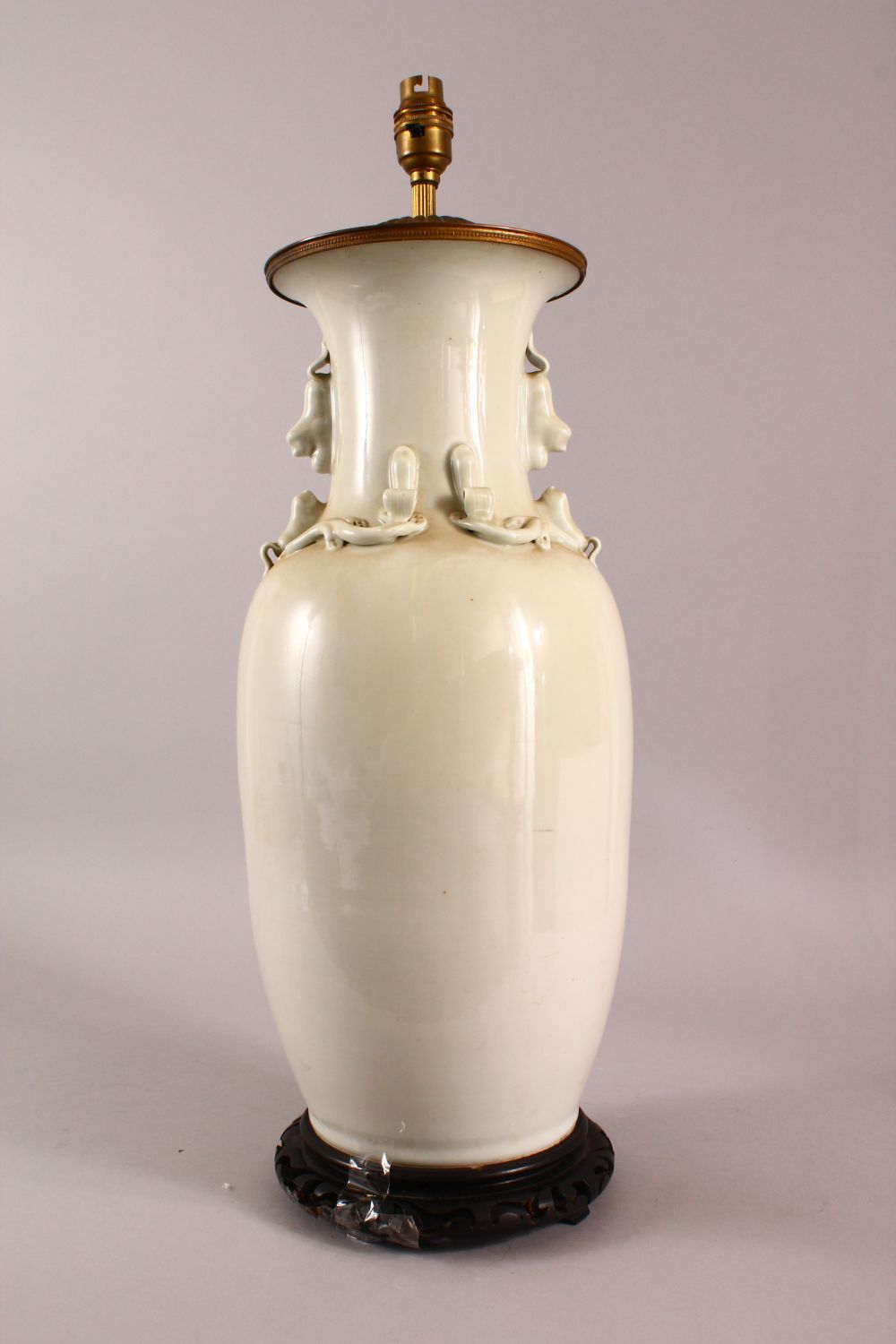 A LARGE CHINESE MONOCHROME PORCELAIN TWIN HANDLE VASE / LAMP, the lamp with a monotone colour, - Image 3 of 5