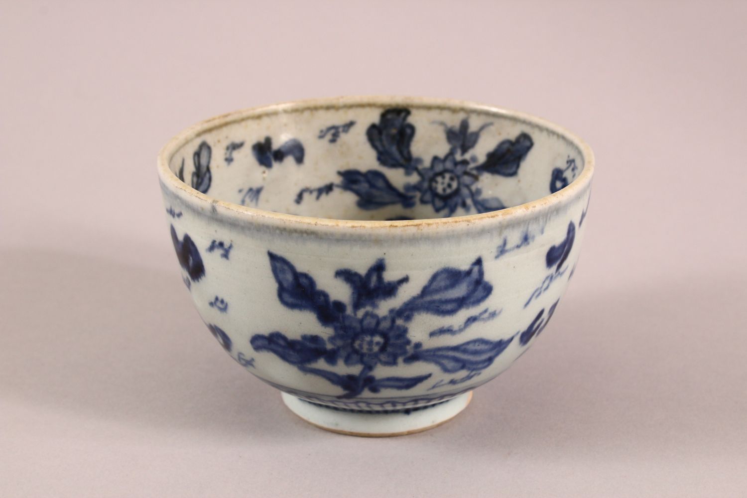 A SMALL CHINESE BLUE AND WHITE BOWL, painted with fish and flora, 12cm diiameter, 7.5cm high. - Image 2 of 5