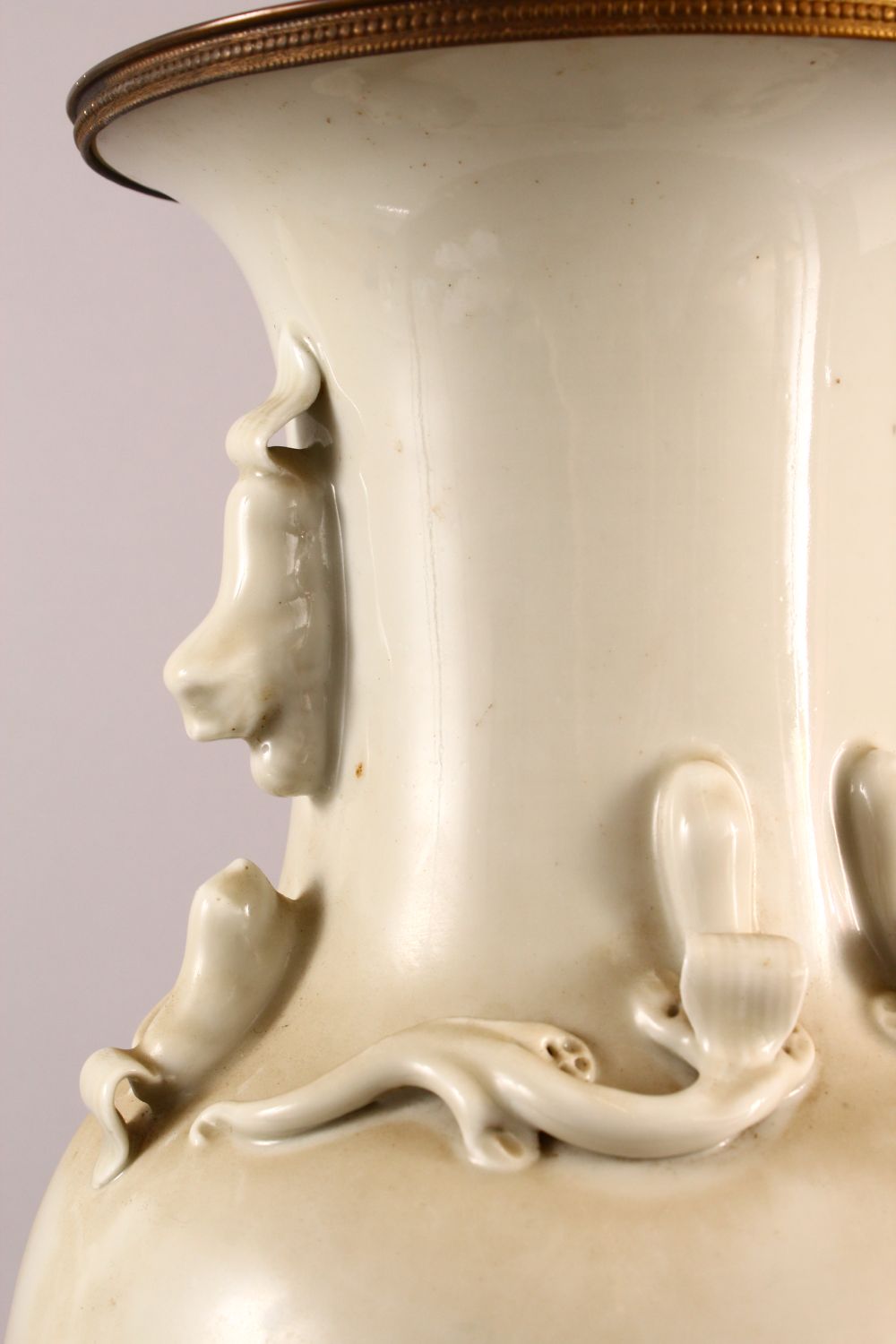 A LARGE CHINESE MONOCHROME PORCELAIN TWIN HANDLE VASE / LAMP, the lamp with a monotone colour, - Image 5 of 5