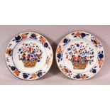 A PAIR OF 18TH CENTURY CHINESE KANGXI / YONGZHENG IMARI PORCELAIN PLATES, each with a floral display