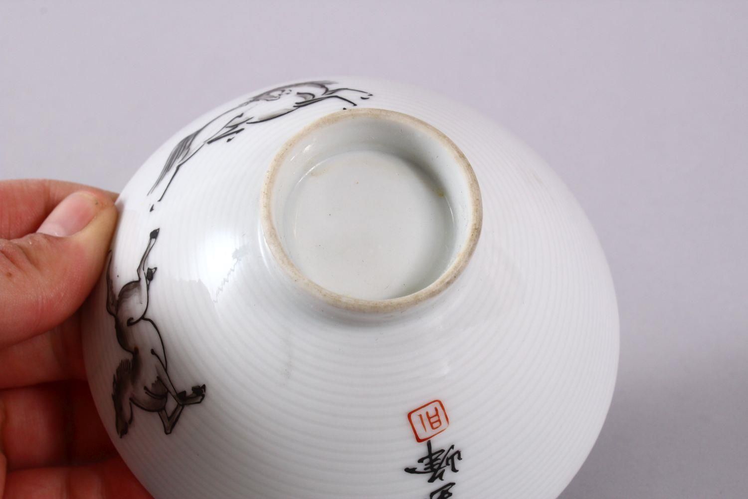 A CHINESE REPUBLIC STYLE PORCELAIN HORSE RICE BOWL, decorated with two horses, with a seal and - Image 4 of 4