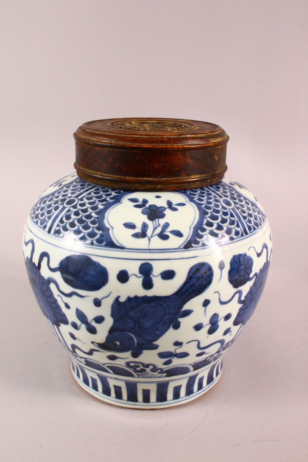 A CHINESE BLUE & WHITE PORCELAIN FISH GINGER JAR & COVER, decorated with fish and algae, with a - Image 5 of 7