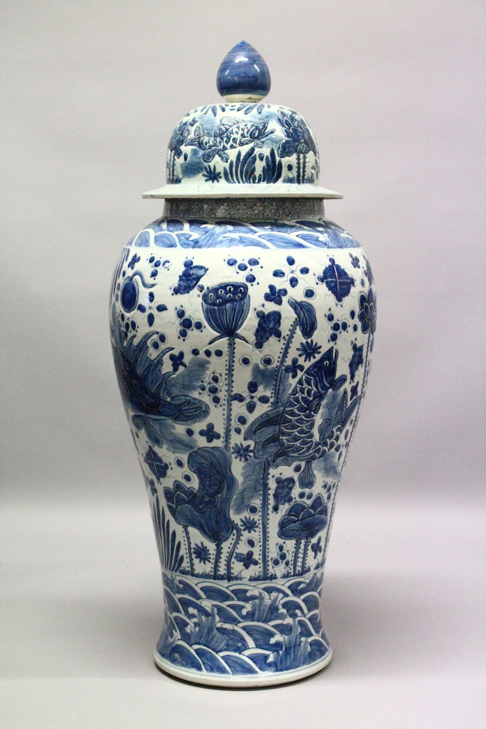 A LARGE 20TH CENTURY KANGXI STYLE BLUE AND WHITE FLOOR STANDING VASE AND COVER, the body painted - Image 3 of 5