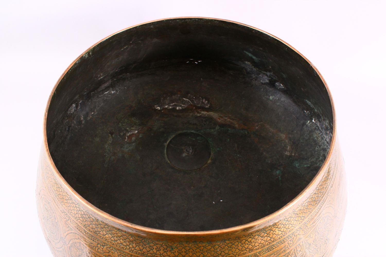 A RARE LARGE 16TH CENTURY MAMLUK DAMASCUS ENGRAVED COPPER BOWL, approx. 56cm diameter at widest - Image 6 of 7