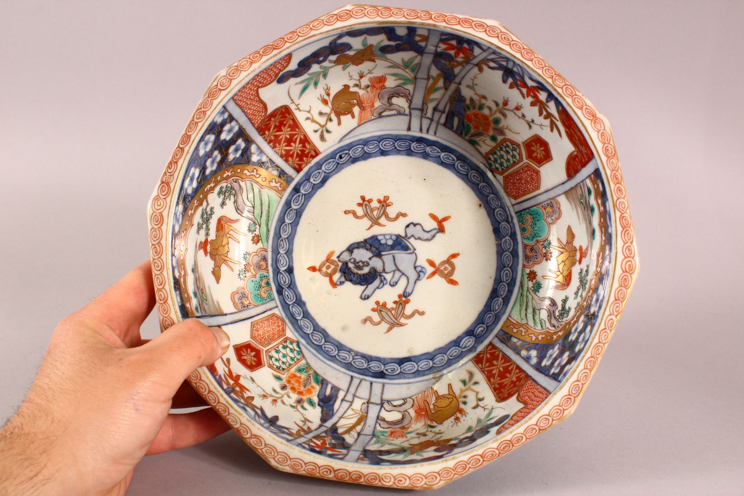 A JAPANESE MEIJI PERIOD IMARI DECAGON SHAPED PORCELAIN BOWL, with underglaze blue Shi shi dog, - Image 6 of 7