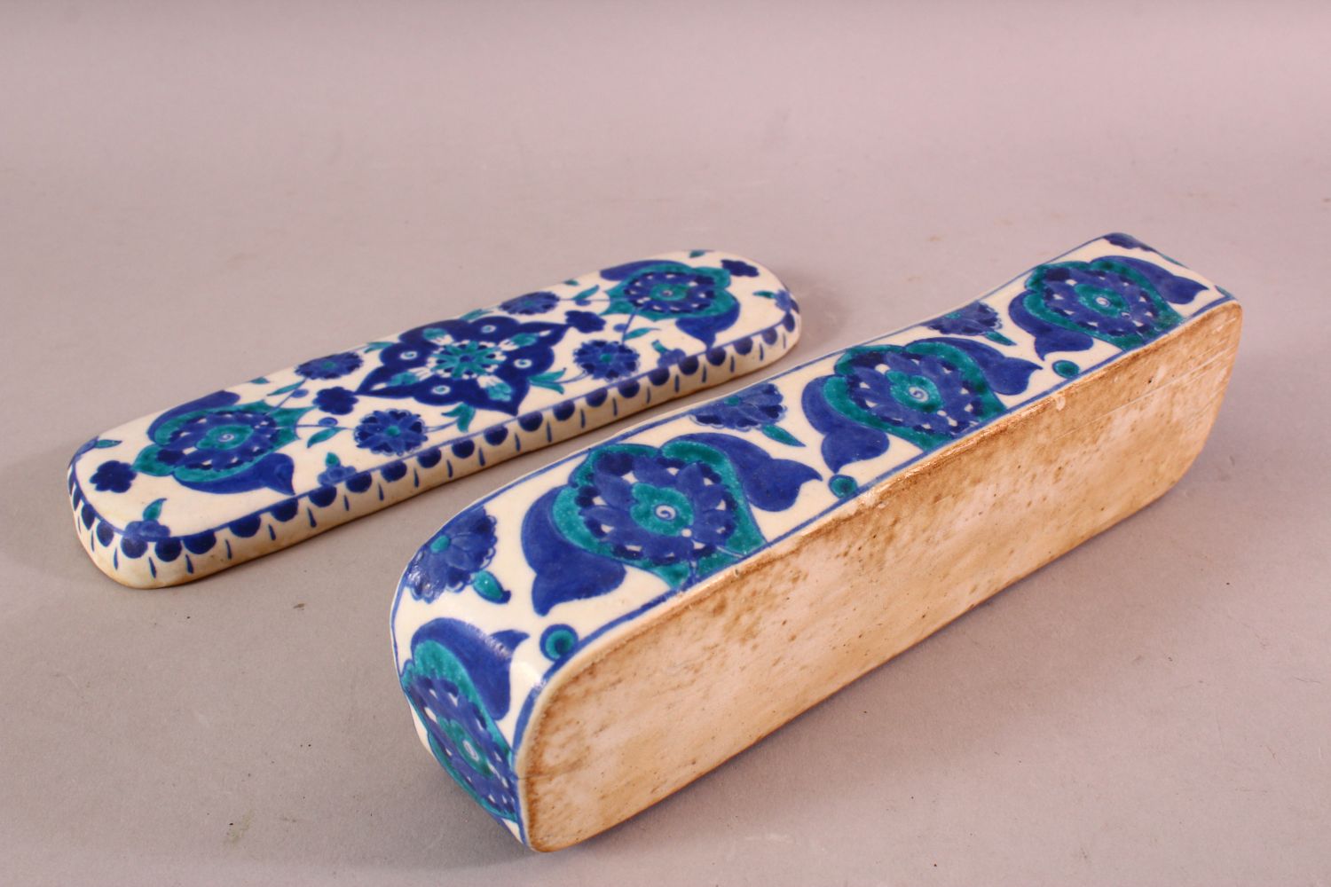 A TURKISH OTTOMAN KUTAHYA POTTERY PEN BOX & COVER, in blue and white floral decoration, 23cm - Image 4 of 4
