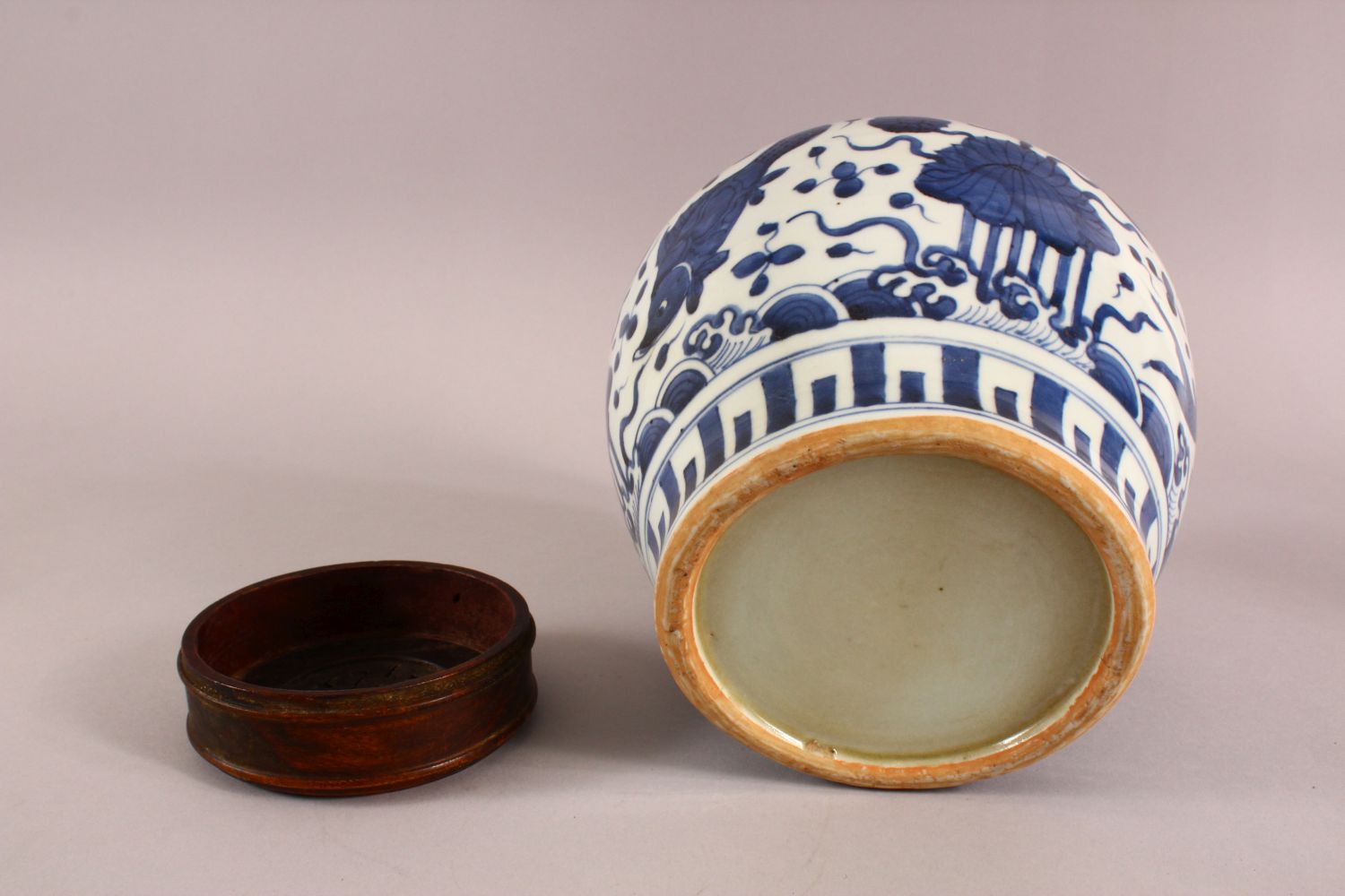 A CHINESE BLUE & WHITE PORCELAIN FISH GINGER JAR & COVER, decorated with fish and algae, with a - Image 7 of 7