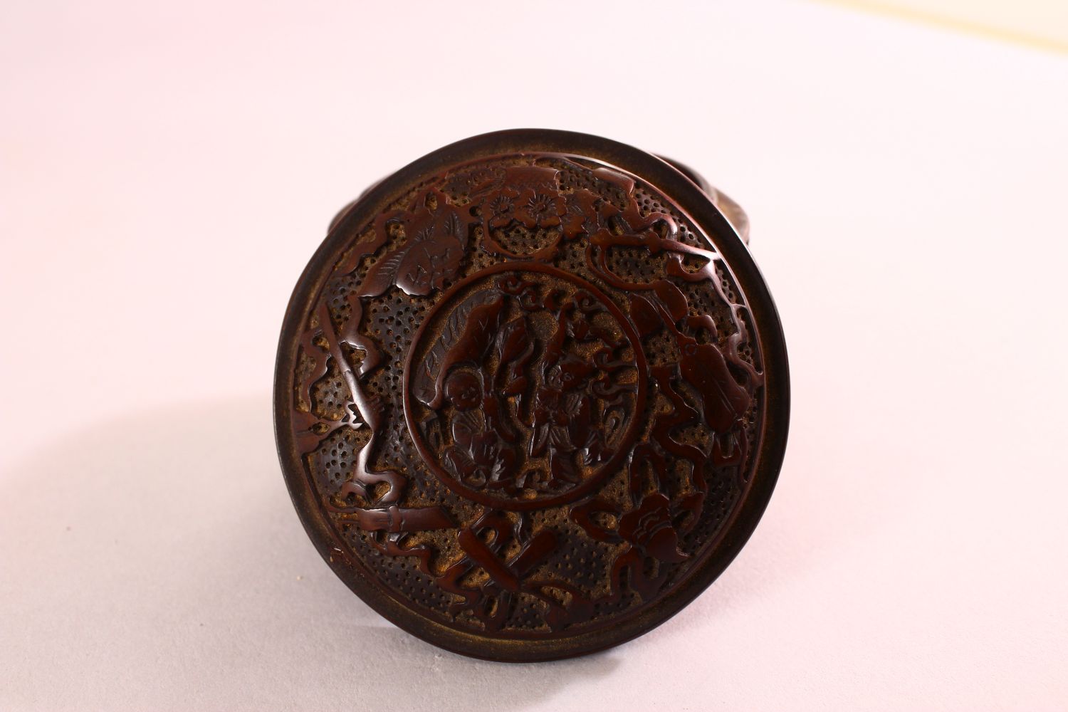 A CHINESE SMALL CIRCULAR CINNABAR LACQUER STYLE BOX AND COVER, decorated with figures in a - Image 8 of 9