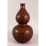 AN UNUSUAL CHINSE SPECKLE DECORATED DOUBLE GOURD PORCELAIN VASE, with speckle raised decor upon a
