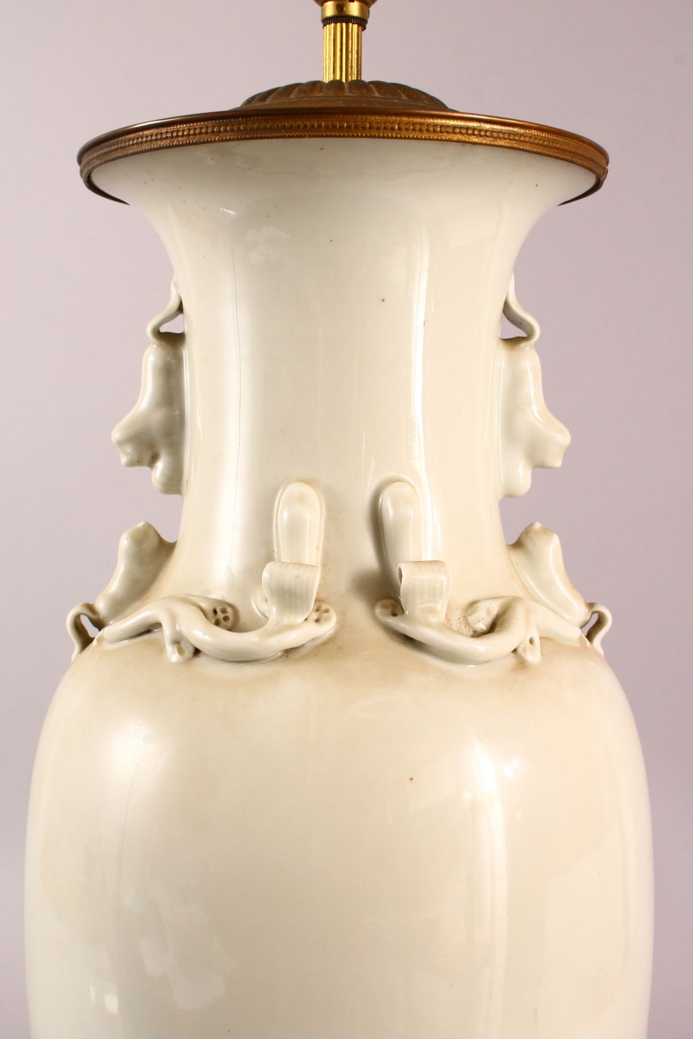 A LARGE CHINESE MONOCHROME PORCELAIN TWIN HANDLE VASE / LAMP, the lamp with a monotone colour, - Image 4 of 5