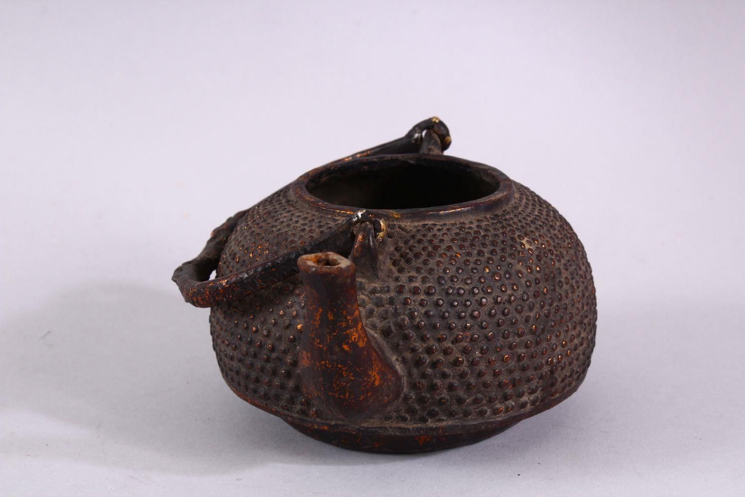 AN EARLY CHINESE BRONZE CIRCULAR KETTLE, with swing handle, 12cm diameter. - Image 2 of 5