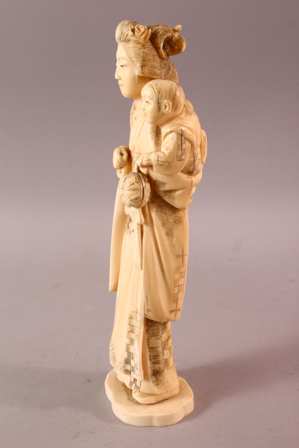 A LARGE JAPANESE MEIJI PERIOD CARVED IVORY OKIMONO - MOTHER AND CHILD, the mother stood holding - Image 6 of 7