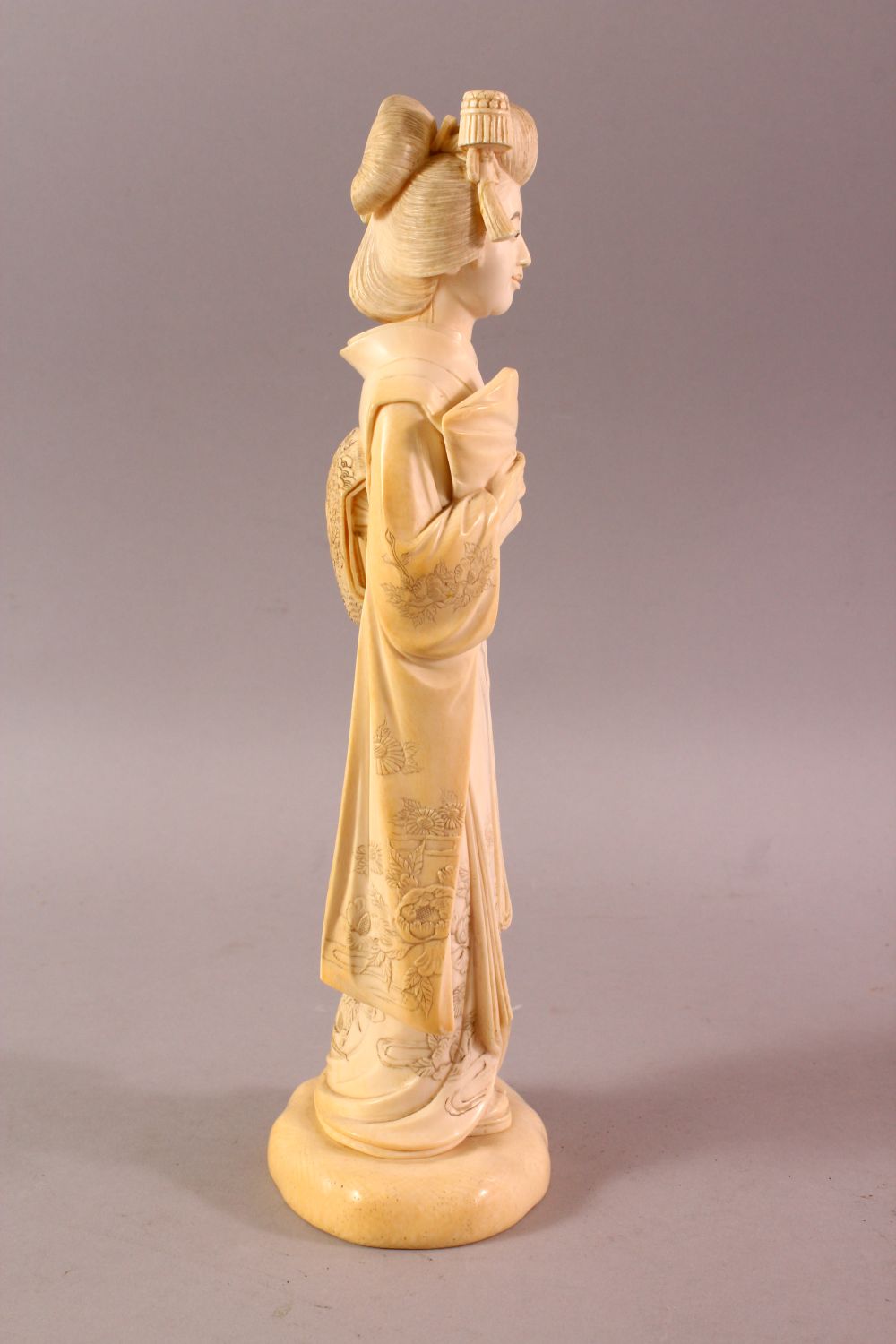 A LARGE AND FINE QUALITY JAPANESE MEIJI PERIOD CARVED ONE PIECE IVORY OKIMONO - BIJIN - the bijin - Image 3 of 10