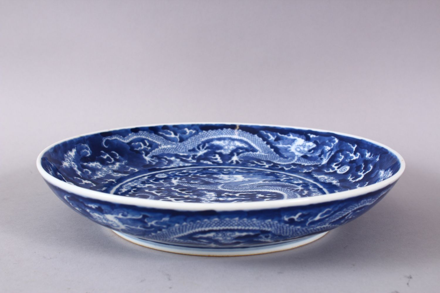 A CHINESE BLUE & WHITE PORCELAIN DRAGON DISH, with decoration depicting dragons chasing the pearl - Image 3 of 5