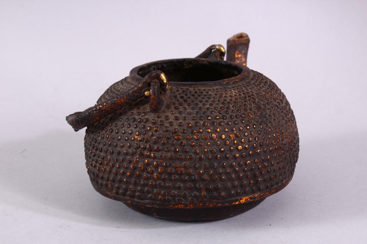 AN EARLY CHINESE BRONZE CIRCULAR KETTLE, with swing handle, 12cm diameter. - Image 4 of 5