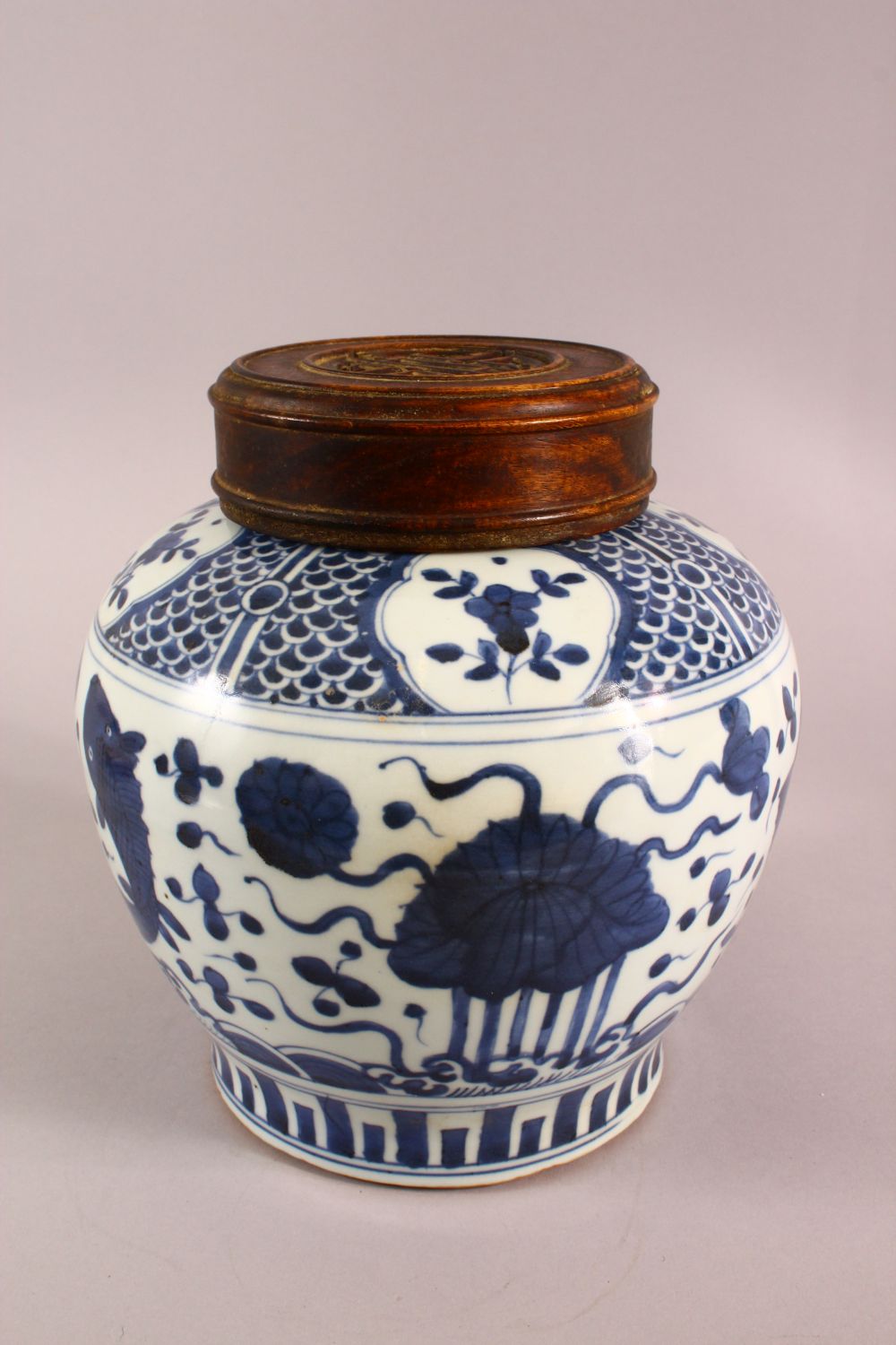 A CHINESE BLUE & WHITE PORCELAIN FISH GINGER JAR & COVER, decorated with fish and algae, with a - Image 3 of 7