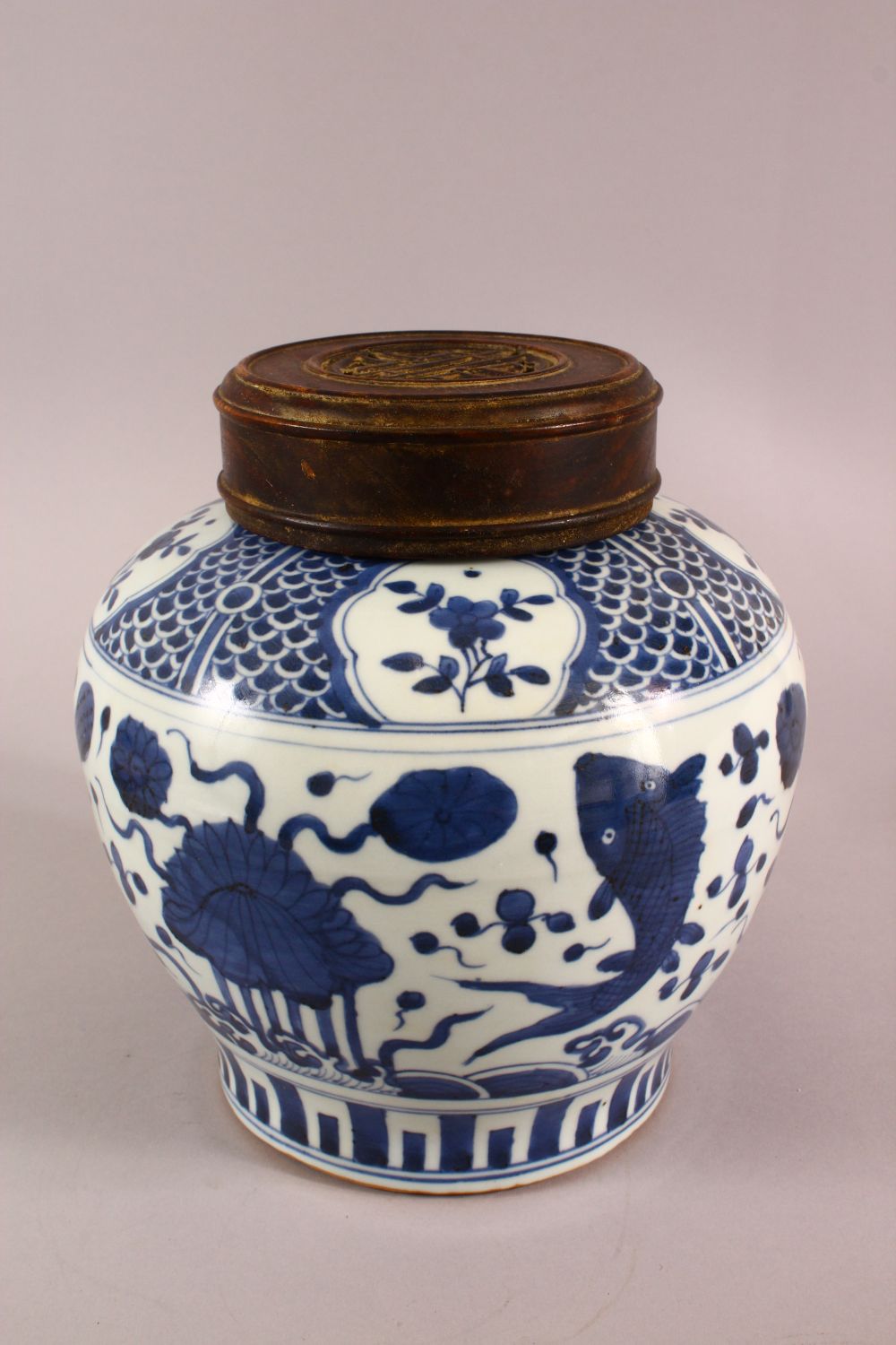 A CHINESE BLUE & WHITE PORCELAIN FISH GINGER JAR & COVER, decorated with fish and algae, with a - Image 4 of 7