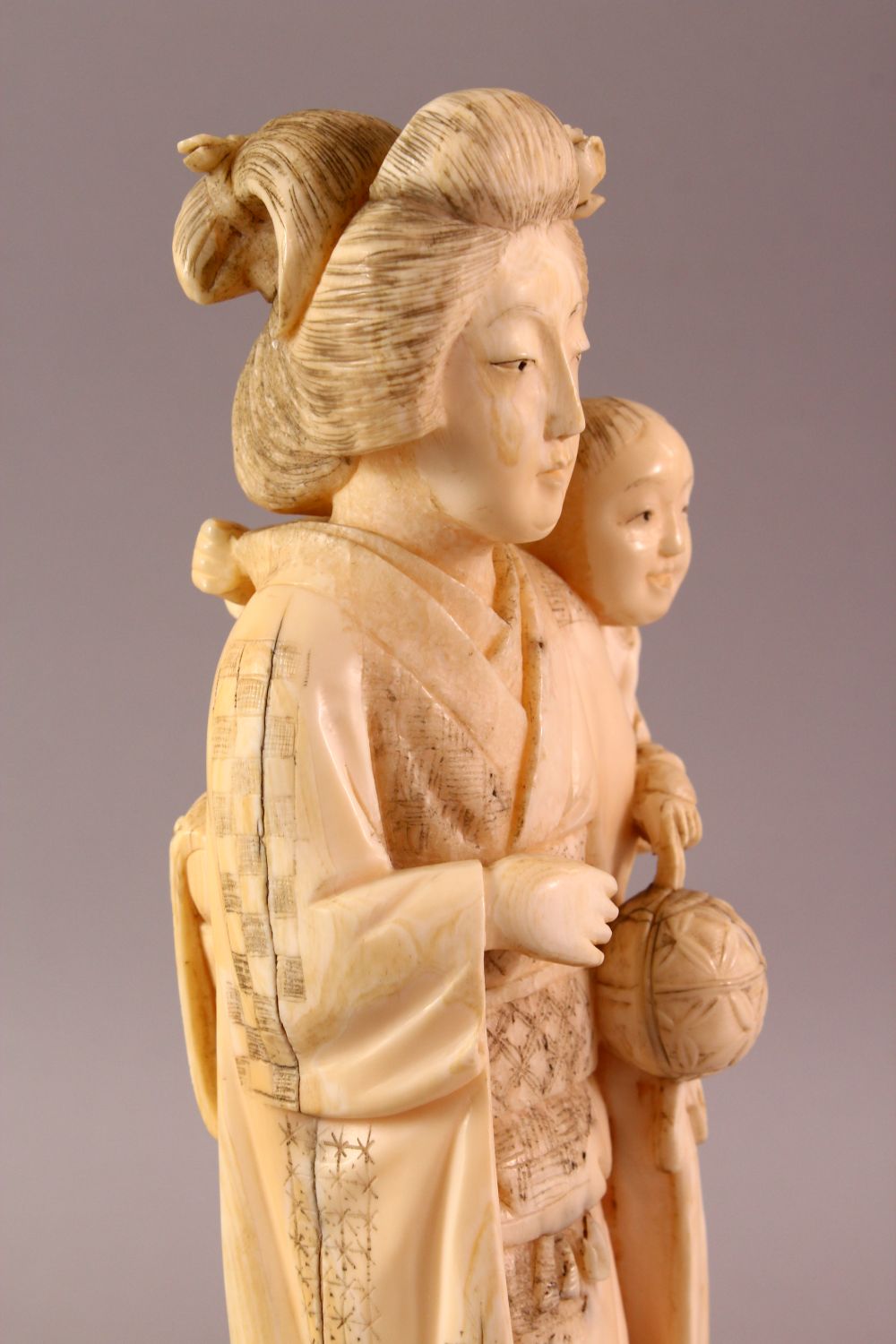 A LARGE JAPANESE MEIJI PERIOD CARVED IVORY OKIMONO - MOTHER AND CHILD, the mother stood holding - Image 4 of 7