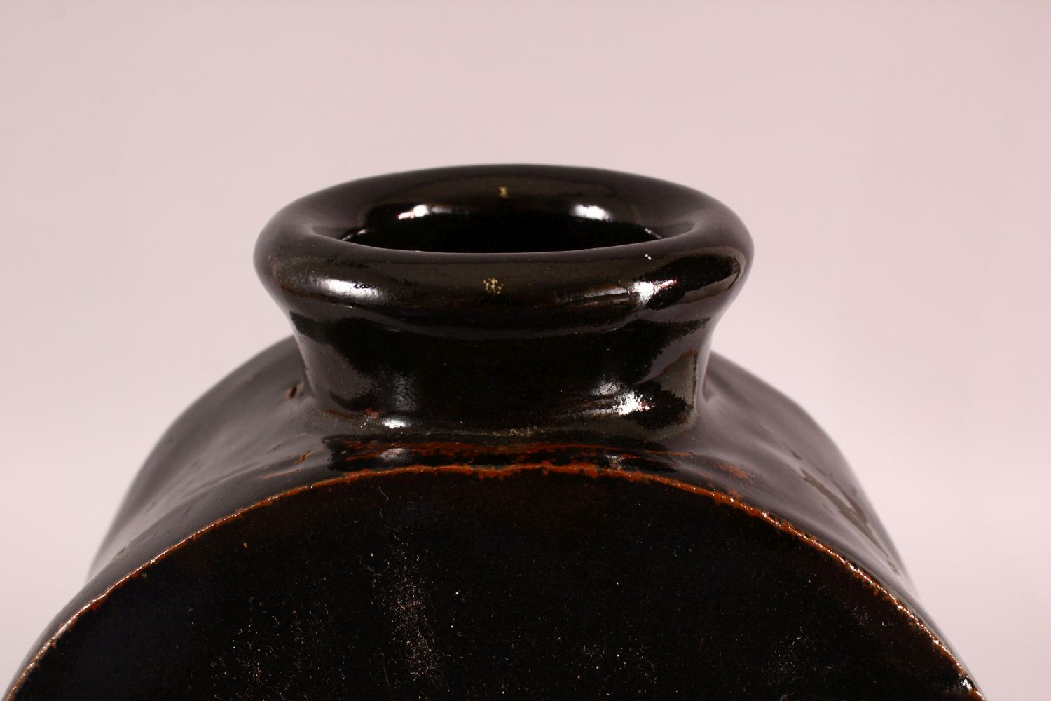 A CHINESE BLACK PORCELAIN VASE, 34.5CM - Image 5 of 6