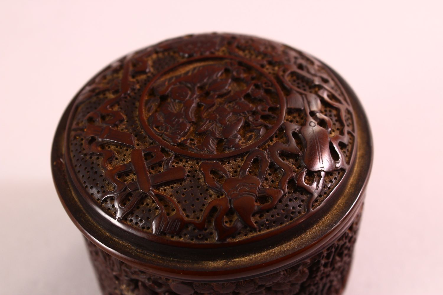 A CHINESE SMALL CIRCULAR CINNABAR LACQUER STYLE BOX AND COVER, decorated with figures in a - Image 2 of 9