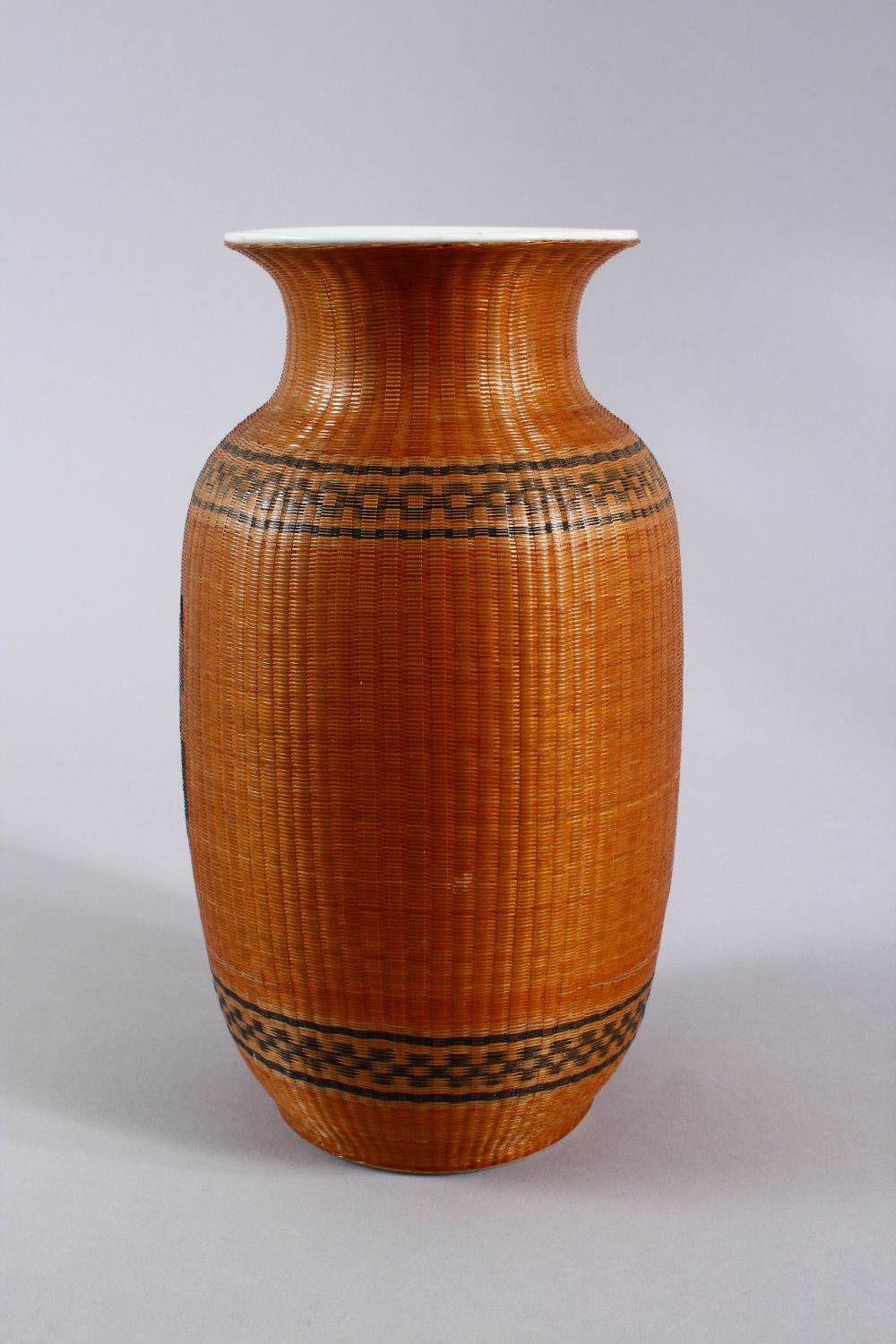 AN EARLY 20TH CENTURY CHINESE PORCELAIN VASE, with unusual bamboo decoration, 24.5cm high. - Image 2 of 4