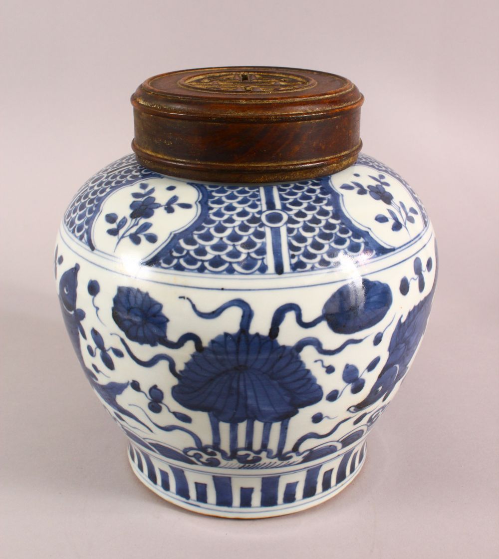 A CHINESE BLUE & WHITE PORCELAIN FISH GINGER JAR & COVER, decorated with fish and algae, with a