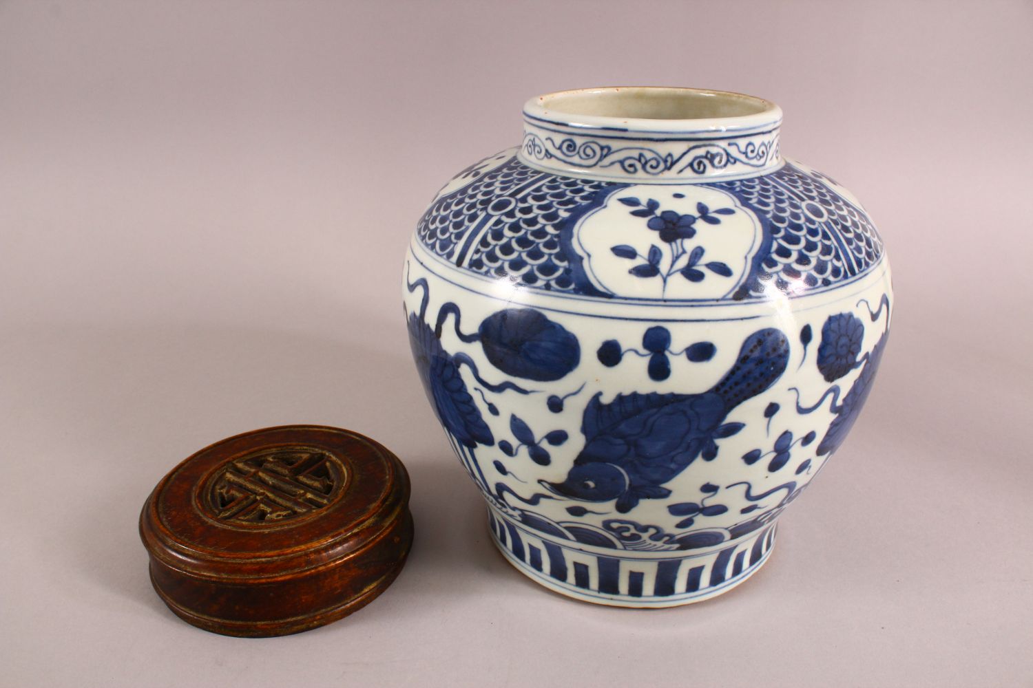 A CHINESE BLUE & WHITE PORCELAIN FISH GINGER JAR & COVER, decorated with fish and algae, with a - Image 6 of 7