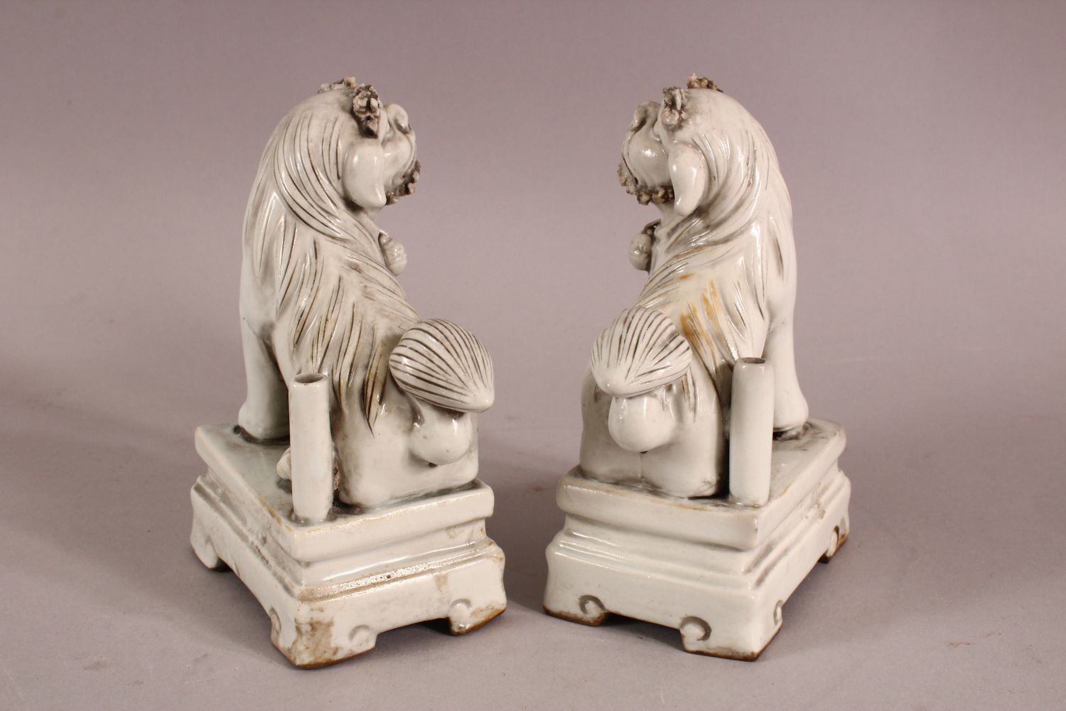 A CHINESE BLANC DE CHINE PORCELAIN FIGURES OF DOGS, formed as incense holders, 13cm - Image 6 of 7