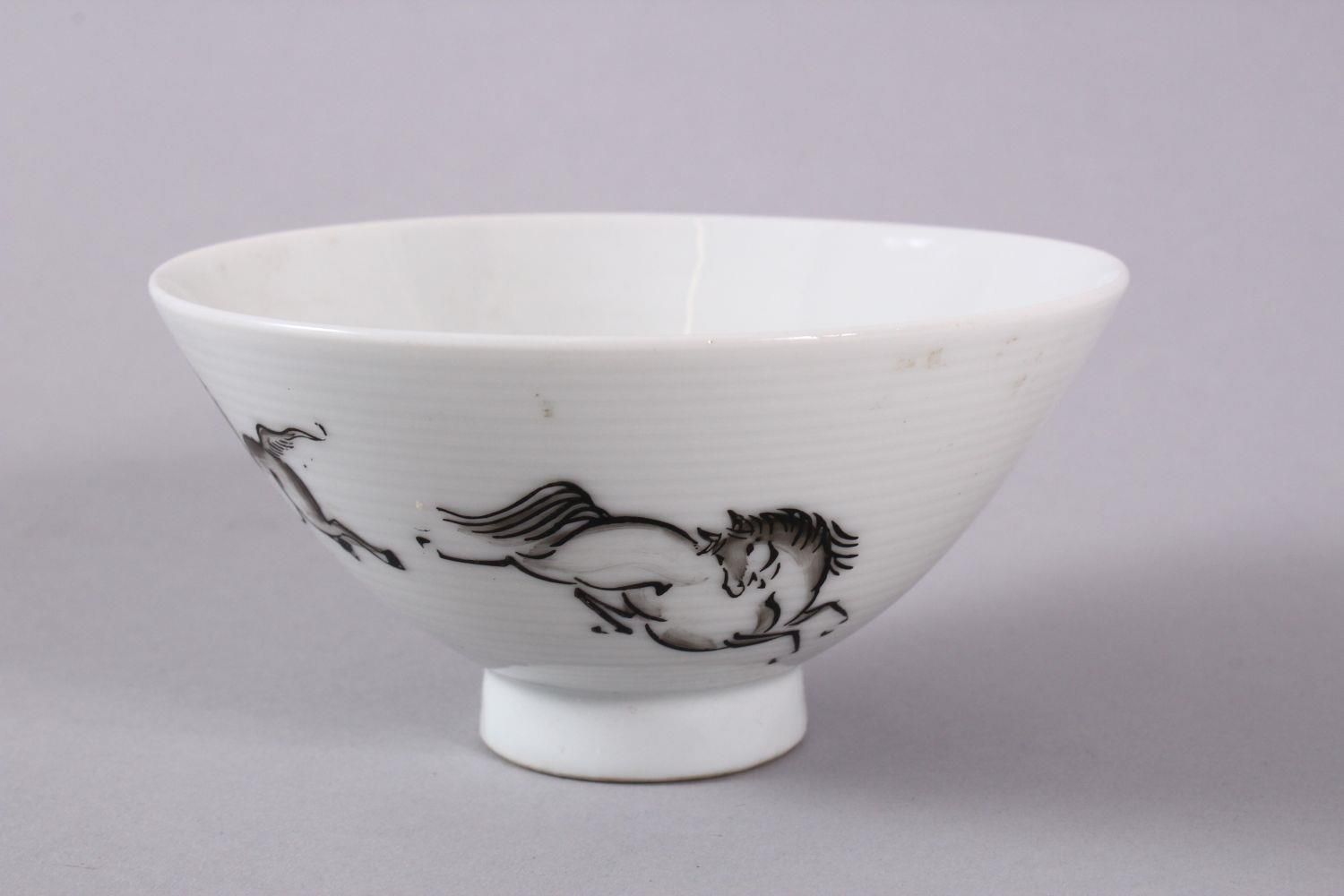 A CHINESE REPUBLIC STYLE PORCELAIN HORSE RICE BOWL, decorated with two horses, with a seal and - Image 3 of 4
