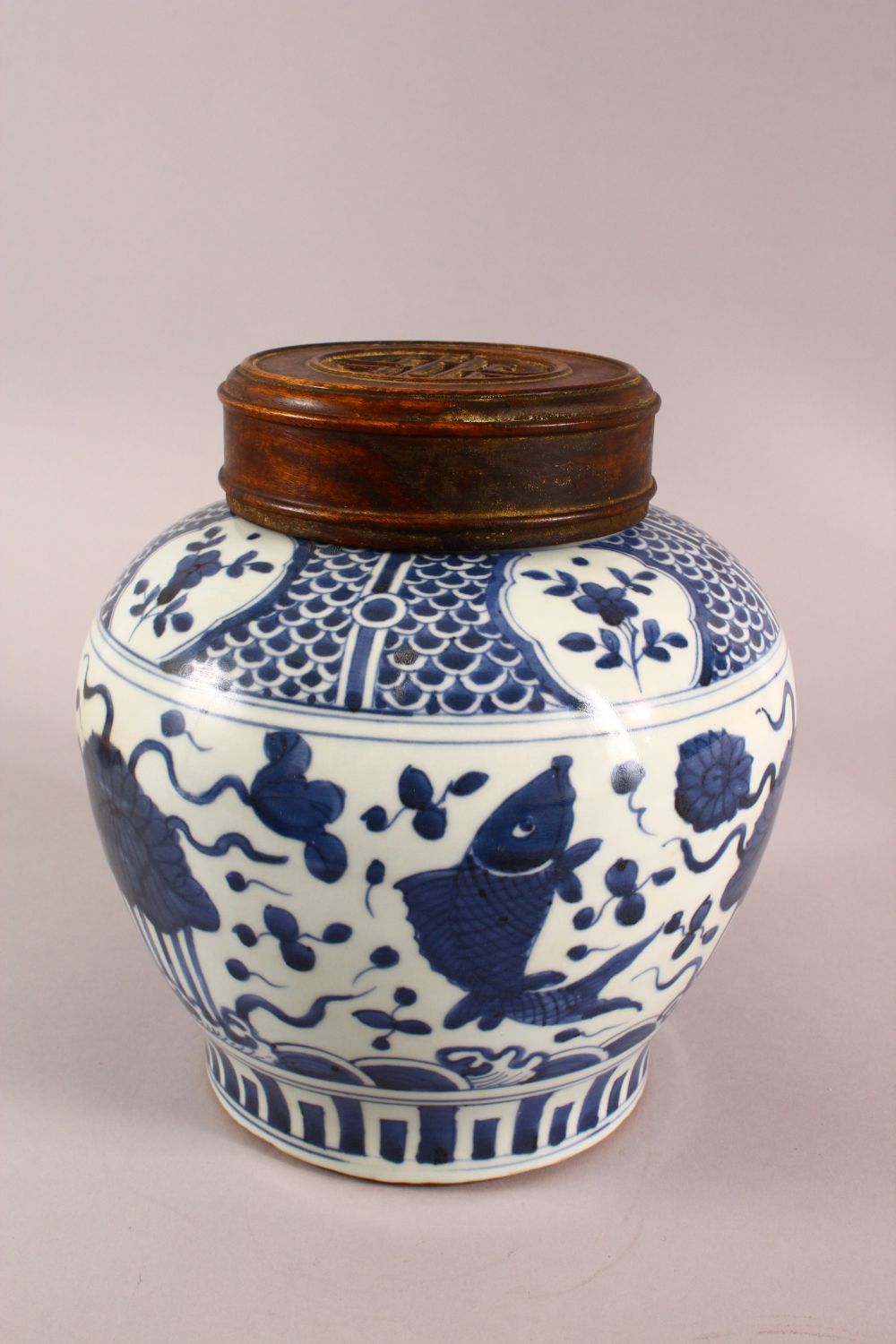 A CHINESE BLUE & WHITE PORCELAIN FISH GINGER JAR & COVER, decorated with fish and algae, with a - Image 2 of 7