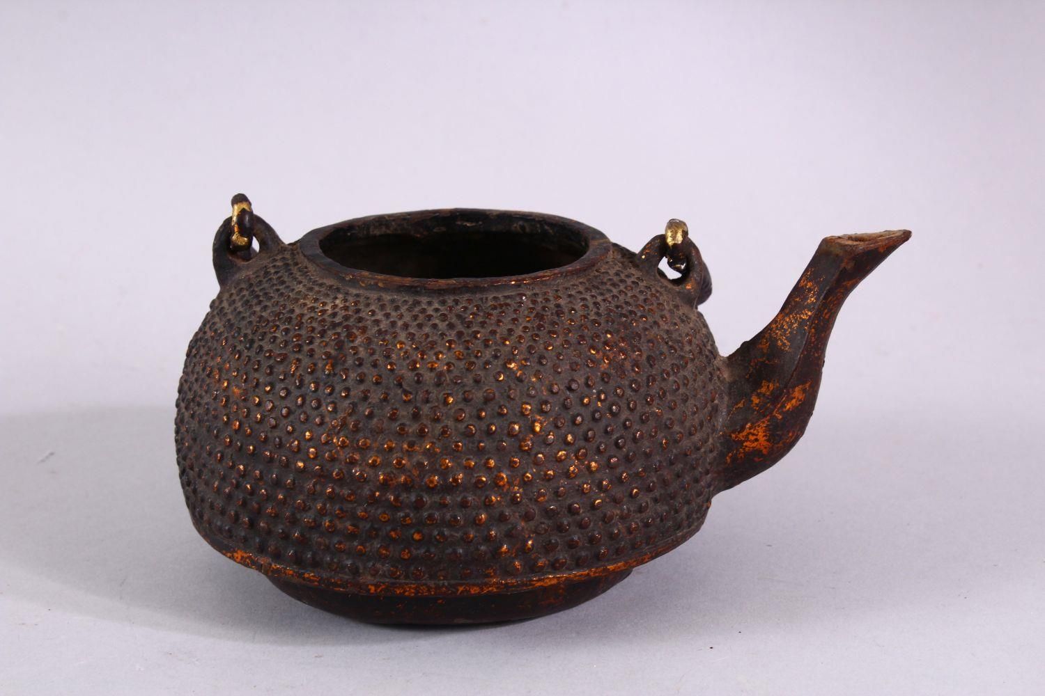 AN EARLY CHINESE BRONZE CIRCULAR KETTLE, with swing handle, 12cm diameter. - Image 3 of 5
