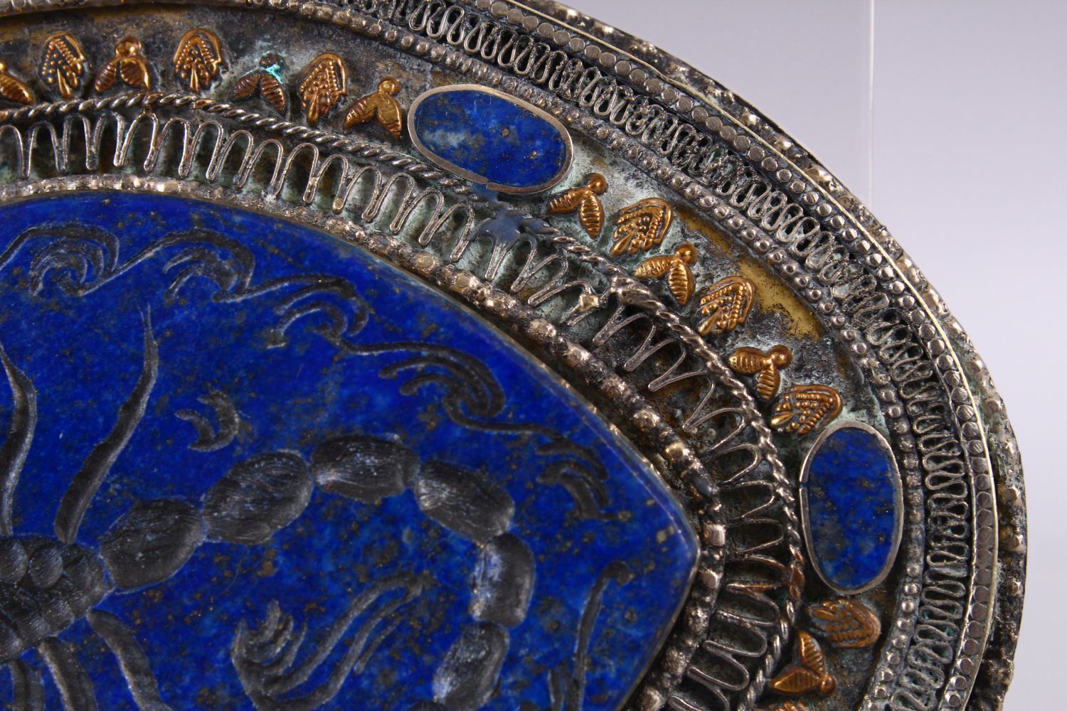 A GOOD ISLAMIC LAPIS LAZULI & WHITE METAL SEAL OF A SCORPION, The stone carved seal inset in to a - Image 3 of 5