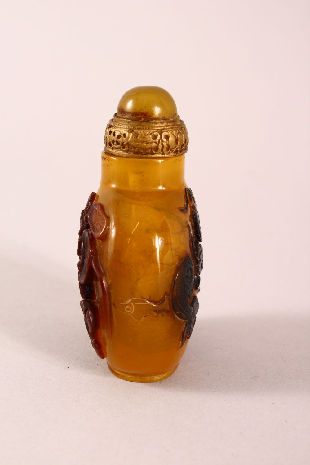 A CHINESE OVERLAID AMBER STYLE SNUFF BOTTLE, with overlay style decoration of fish, with incised - Image 2 of 5