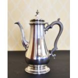 A GOOD GEORGIAN STYLE SILVER COFFEE POT with wooden handle.London 1980. Weight 34ozs.