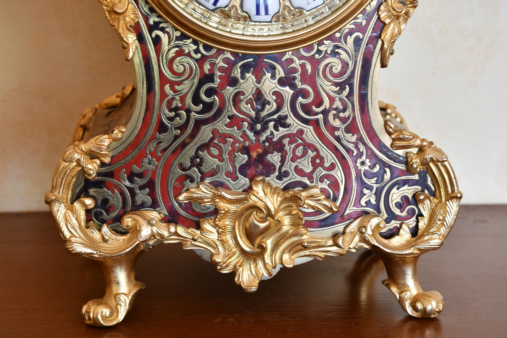 A MID 19TH CENTURY, FRENCH, BOULLE MANTLE CLOCK, the shaped body with all-over cut brass and - Image 3 of 3