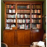 A GOOD GEORGE III MAHOGANY STANDING BOOKCASE with dentil cornice, three rows of open shelves, five