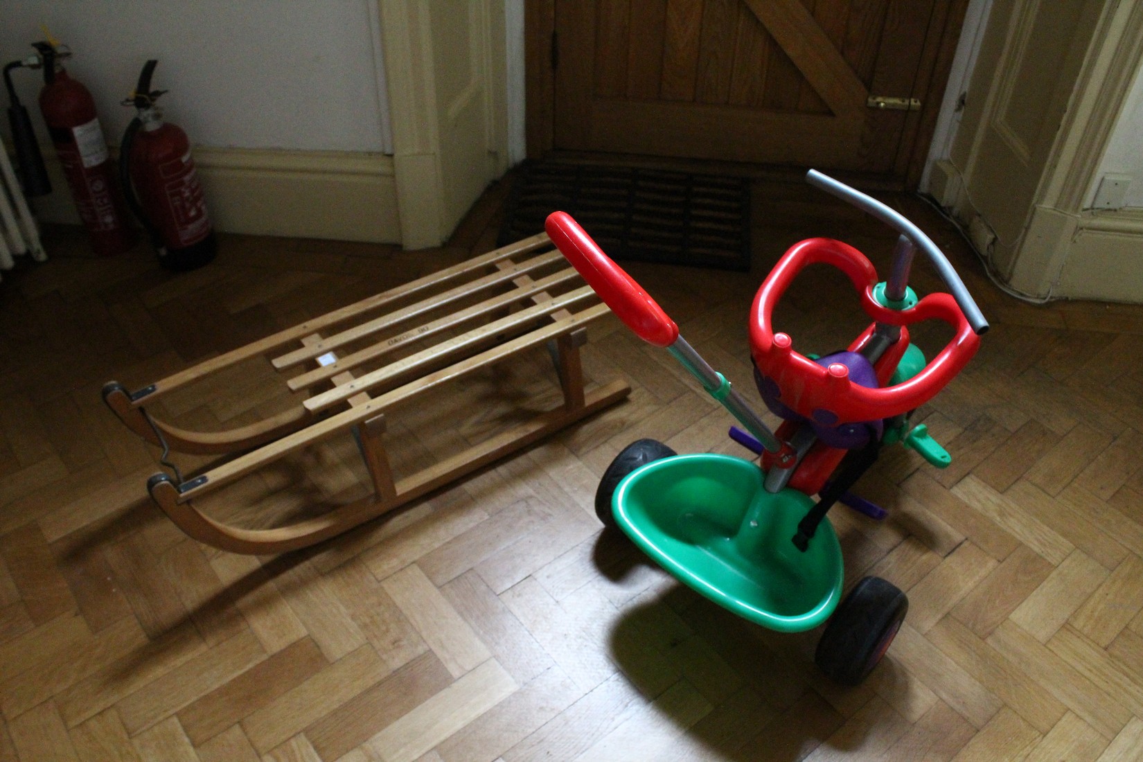 A CHILD'S SLEDGE AND TRACTOR (2).