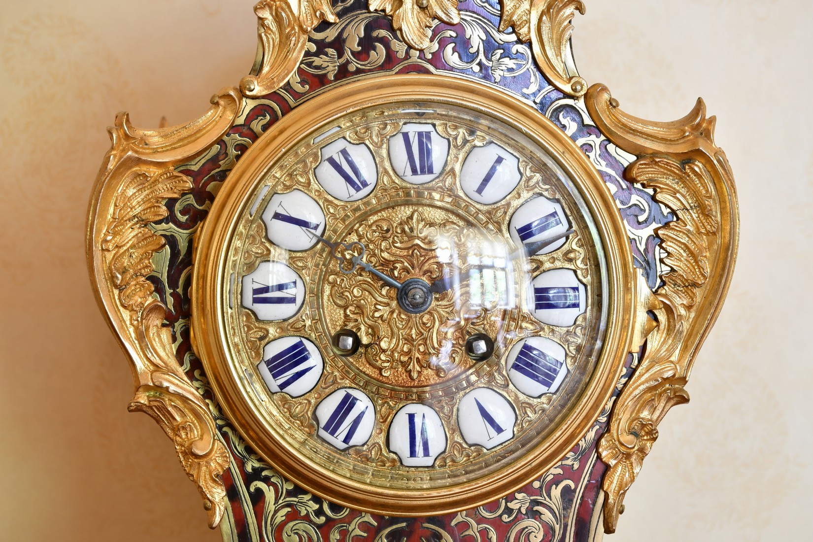 A MID 19TH CENTURY, FRENCH, BOULLE MANTLE CLOCK, the shaped body with all-over cut brass and - Image 2 of 3