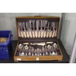 Cased canteen of cutlery